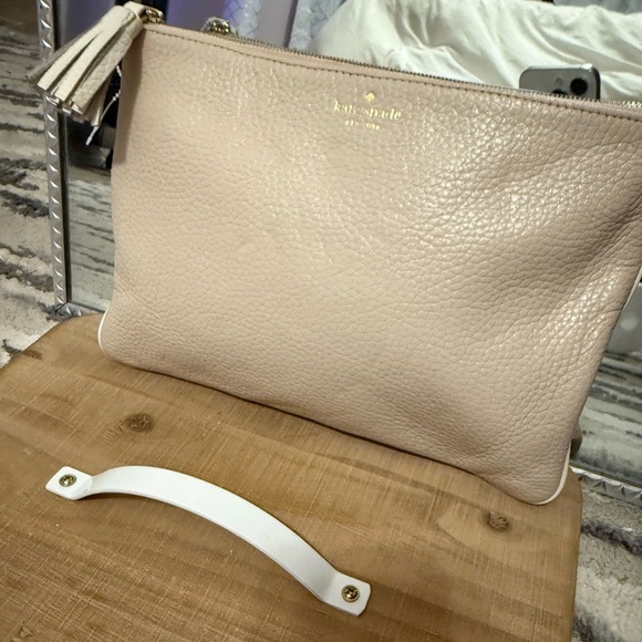 Kate Spade New York
Chester Street Gia Clutch neutral colors bone beige - Picture 2 of 11